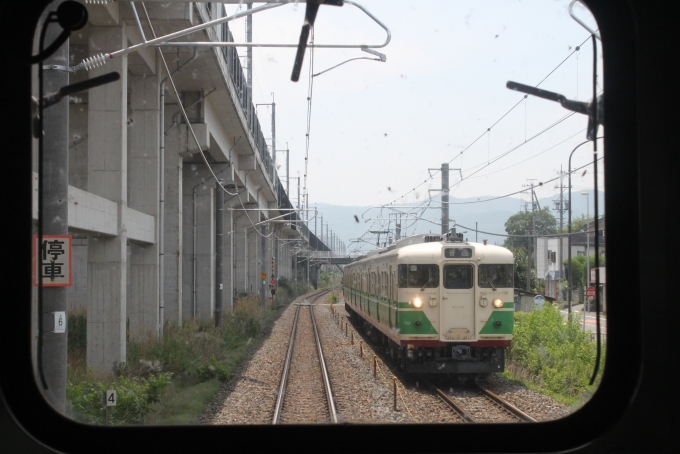 鉄道乗車記録の写真:列車・車両の様子(未乗車)(8)        「S7編成 初代長野色とのすれ違いです。」