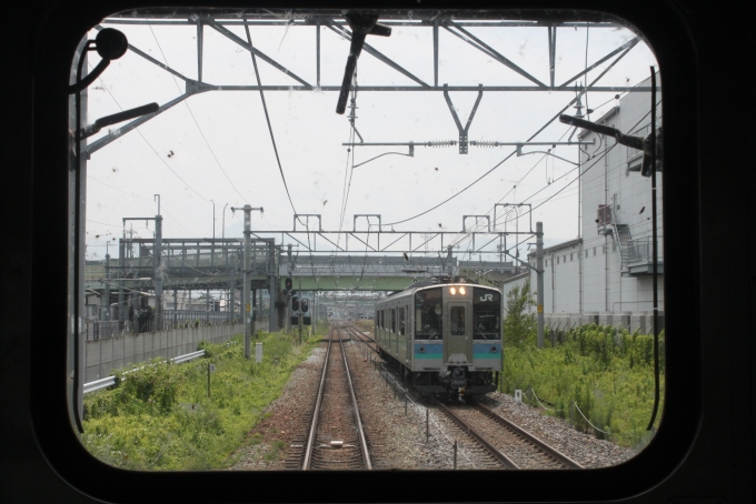 鉄道乗車記録の写真:列車・車両の様子(未乗車)(9)        「E127系100番台長野色とのすれ違いです。」