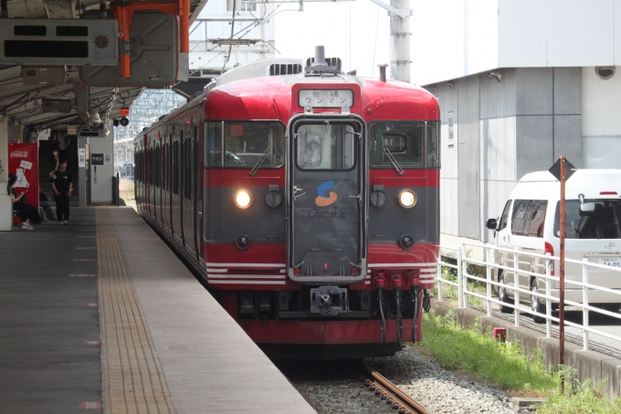 鉄道乗車記録の写真:乗車した列車(外観)(11)        「上田では快速列車の退避がありました。」