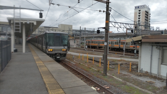 鉄道乗車記録の写真:乗車した列車(外観)(1)     「左に223系V28編成、右に311系G1編成」