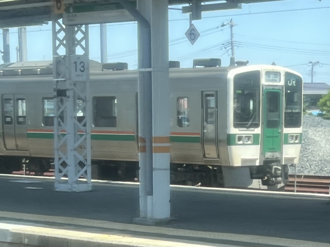 鉄道乗車記録の写真:列車・車両の様子(未乗車)(6)     「米沢駅に719系が留置されていました。車内から撮影したので若干曇っています。(編成は特定できませんでした)」