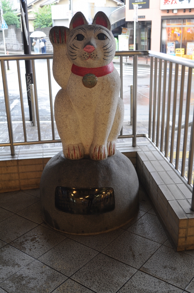 鉄道乗車記録の写真:駅舎・駅施設、様子(2)        「豪徳寺は「招き猫」発祥の地らしい。それを記念して駅前にあるモニュメント。」