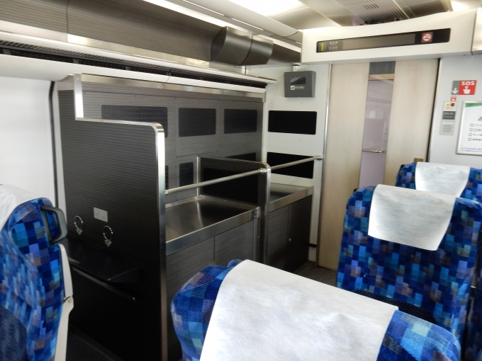 鉄道乗車記録の写真:車内設備、様子(3)        「改造後に設置された荷物置場。」