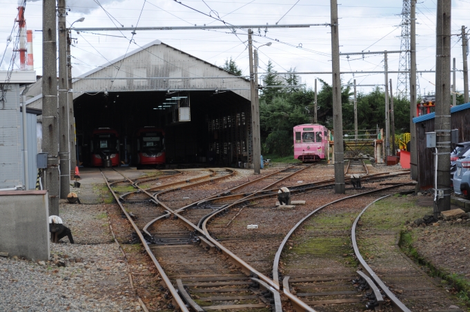 鉄道乗車記録の写真:駅舎・駅施設、様子(1)        「停留場に隣接する車庫。」