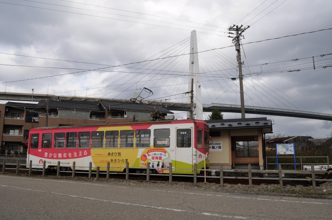鉄道乗車記録の写真:駅舎・駅施設、様子(5)        「越ノ潟停留所。後方の斜張橋は富山新港を渡る新湊大橋。」