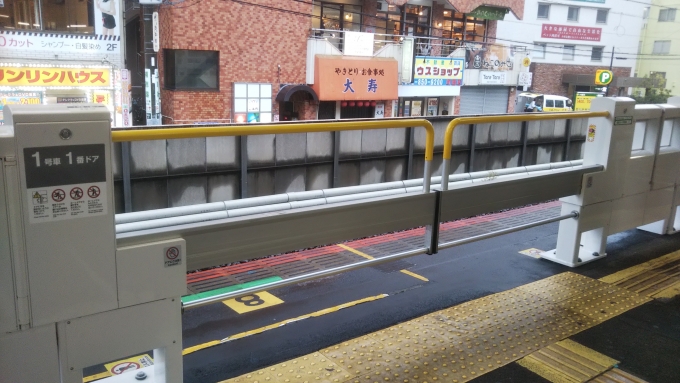 鉄道乗車記録の写真:駅舎・駅施設、様子(2)        「町田駅のホームドアは、「簡易バータイプ」。4番線に設置。」