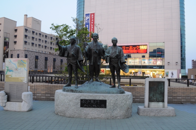 鉄道乗車記録の写真:駅舎・駅施設、様子(2)        「水戸駅前に建つ「水戸黄門」の銅像。」