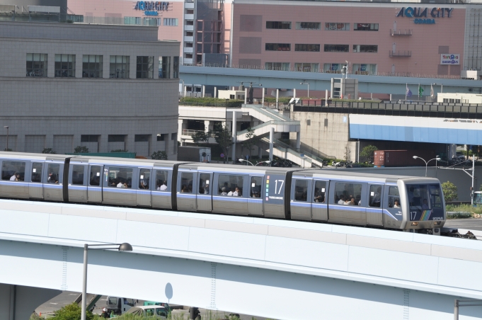 鉄道乗車記録の写真:車窓・風景(1)        「船の科学館駅（現・東京国際クルーズターミナル駅／2019年改称）最寄りの博物館「船の科学館」の屋上から撮影した、ゆりかもめ。」