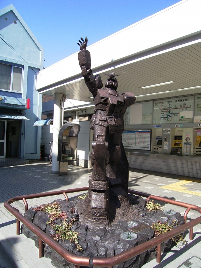 鉄道乗車記録の写真:駅舎・駅施設、様子(1)        「上井草駅前に立つ「ガンダム像」」