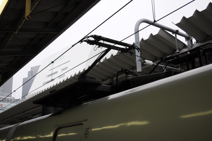 鉄道乗車記録の写真:乗車した列車(外観)(3)        「振り子式に対応した特殊なパンタ台。」
