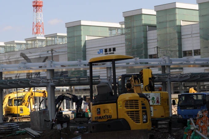 鉄道乗車記録の写真:駅舎・駅施設、様子(2)        「当時、福井駅前はバスターミナルの改造および福井鉄道福井駅前停留場の延伸に伴い、工事中でした。」
