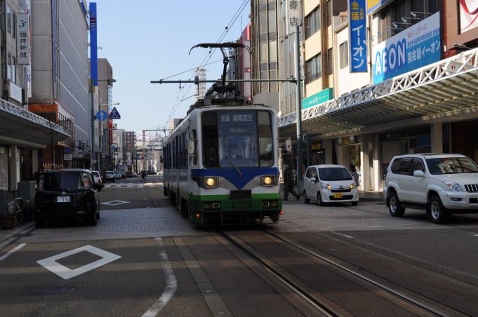 鉄道乗車記録の写真:乗車した列車(外観)(1)        「福井駅前停留場に入線してくる乗車列車。」