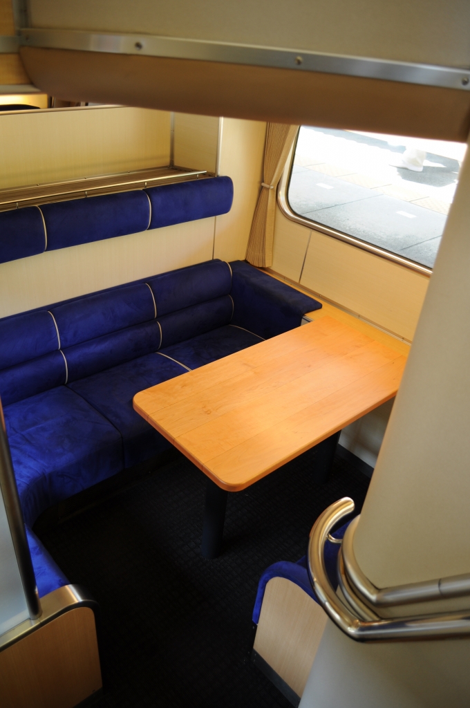 鉄道乗車記録の写真:車内設備、様子(2)        「乗車した車両の階下「グループ専用席」」