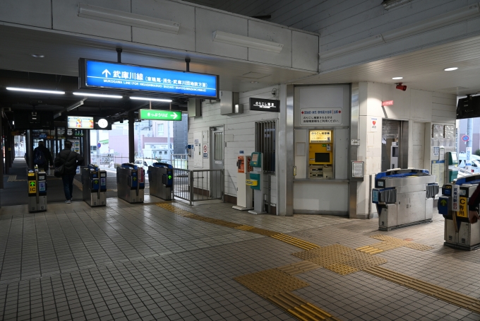 鉄道乗車記録の写真:乗車した列車(外観)(2)        「左側：武庫川線用中間改札
右側：出入口」