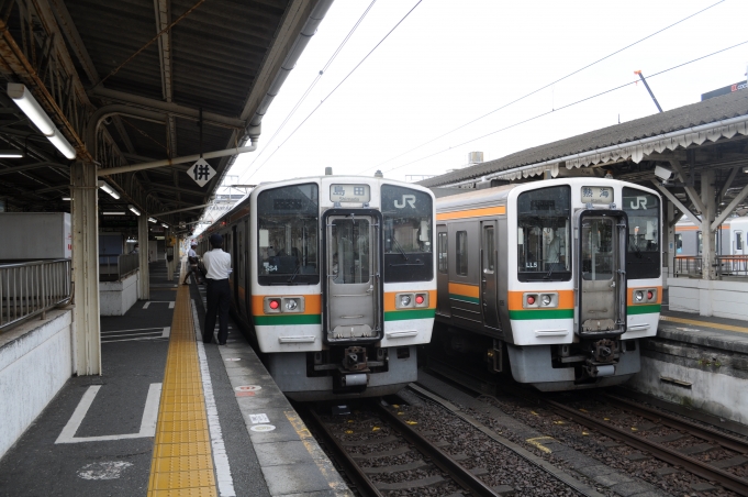 鉄道乗車記録の写真:乗車した列車(外観)(1)        「左側の 「島田行き」が乗車列車。」