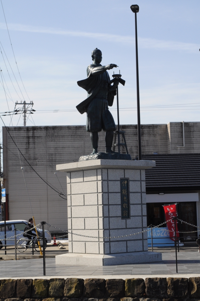 鉄道乗車記録の写真:旅の思い出(3)        「佐原の英雄「伊能忠敬」の銅像。ちゃんと測量の道具を持っている。」