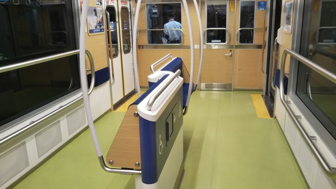 鉄道乗車記録の写真:車内設備、様子(2)        「10号車の車椅子スペース。」