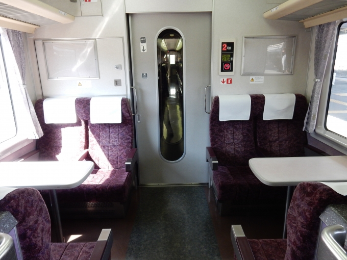 鉄道乗車記録の写真:車内設備、様子(3)        「車端部のテーブル付きボックス席」