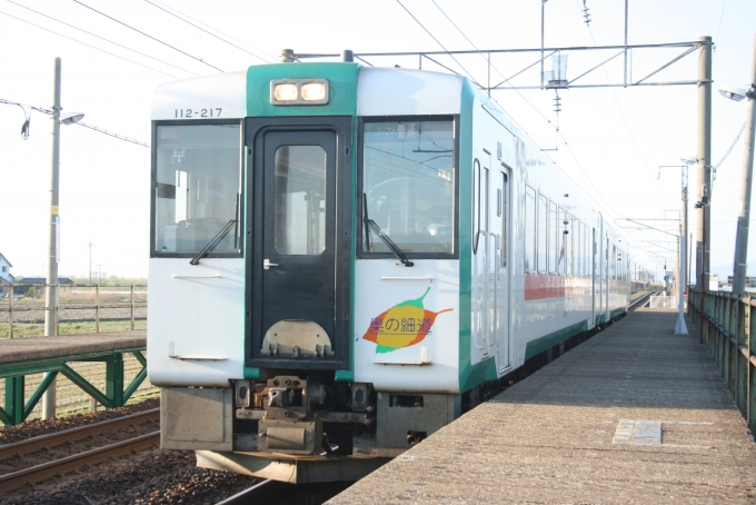 鉄道乗車記録の写真:乗車した列車(外観)(1)        「陸羽西線であるが、湯けむりラインのロゴがついた陸羽東線用の車両が使われていた。」