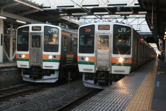 鉄道乗車記録の写真:乗車した列車(外観)(2)        「左は147M信越本線横川行き高タカ211系A32」