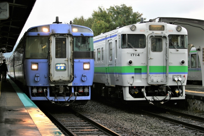鉄道乗車記録の写真:乗車した列車(外観)(1)        「右は4622D普通旭川行き」
