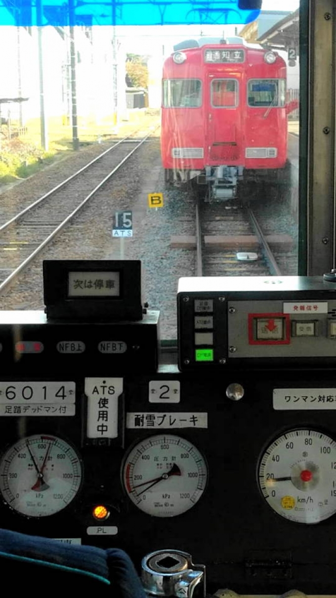 鉄道乗車記録の写真:車窓・風景(3)        「碧南駅二番線入線中。前方に、折り返し列車で連結予定の6041F編成が待機。」
