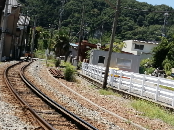 鉄道乗車記録の写真:駅舎・駅施設、様子(9)        「駅からかなり離れた場所に車止め。　その先にまだ線路はちょっと続き・・・」
