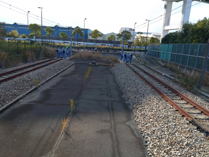 鉄道乗車記録の写真:駅舎・駅施設、様子(1)        「桜島線終着駅で、車止め。」