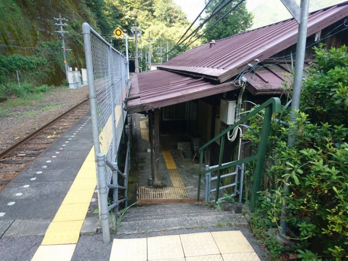 鉄道乗車記録の写真:駅舎・駅施設、様子(5)        「駅舎はホーム端から一段下がったところにあります。」
