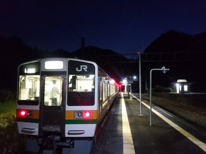 鉄道乗車記録の写真:駅舎・駅施設、様子(9)        「三河槇原駅でも待ち合わせです。陽もとっぷり暮れてしまいました。」