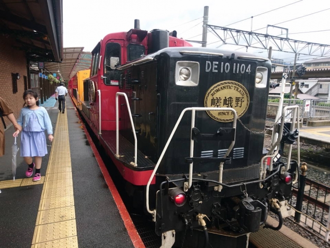 鉄道乗車記録の写真:乗車した列車(外観)(2)        「嵯峨駅から出ていく時は、機関車が後ろから押す形になるのね。」