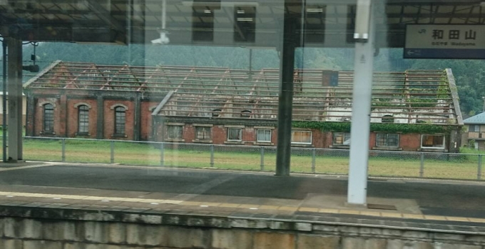 鉄道乗車記録の写真:駅舎・駅施設、様子(5)        「『ＪＲ和田山駅レンガ機関庫跡』だそうです。現状は荒れるに任せた放置状態だそうで、ちょっと残念です。」