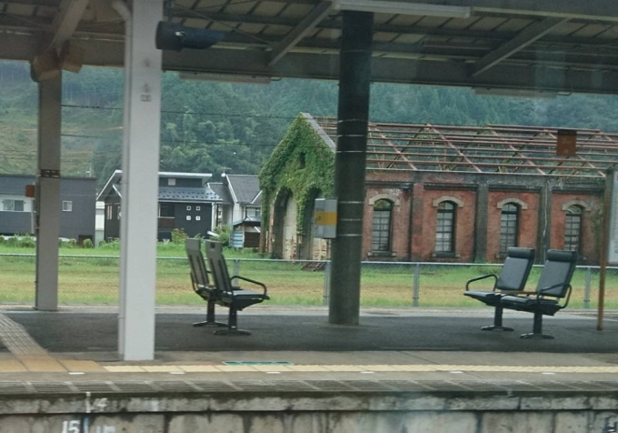 鉄道乗車記録の写真:駅舎・駅施設、様子(6)        「『ＪＲ和田山駅レンガ機関庫跡』だそうです。現状は荒れるに任せた放置状態だそうで、ちょっと残念です。」