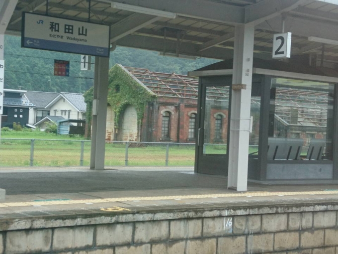鉄道乗車記録の写真:駅舎・駅施設、様子(7)        「『ＪＲ和田山駅レンガ機関庫跡』だそうです。現状は荒れるに任せた放置状態だそうで、ちょっと残念です。」