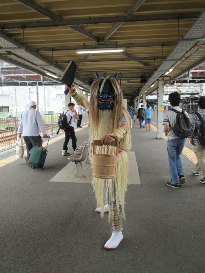 鉄道乗車記録の写真:駅舎・駅施設、様子(21)        「秋田駅　ホームにて　なまはげ」