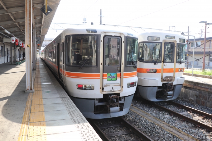 鉄道乗車記録の写真:乗車した列車(外観)(1)     「216M　飯田行（右側）
24M　特急 伊那路4号（左側）」