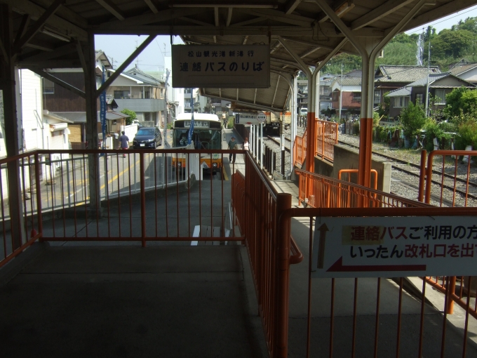 鉄道乗車記録の写真:駅舎・駅施設、様子(7)        「かつては松山観光港行きのバスに直接乗り継げたが、今では乗り継ぎ口は閉鎖され、一度改札口から出て乗り継ぐようになっていた。」