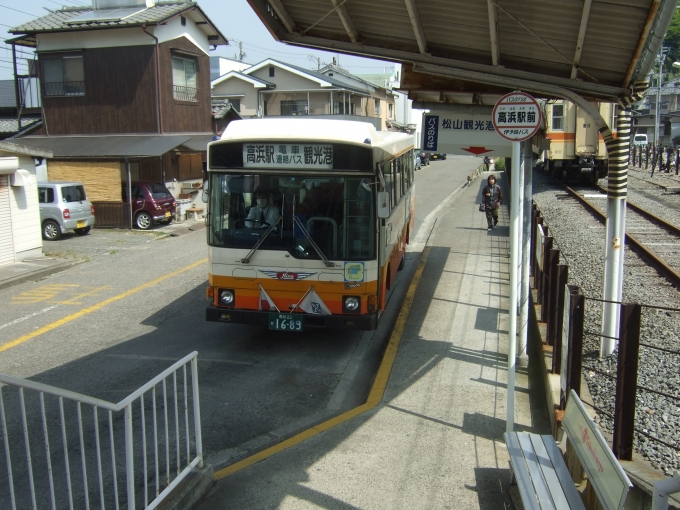 鉄道乗車記録の写真:駅舎・駅施設、様子(8)        「高浜駅前に停車中の松山観光港連絡バス。」