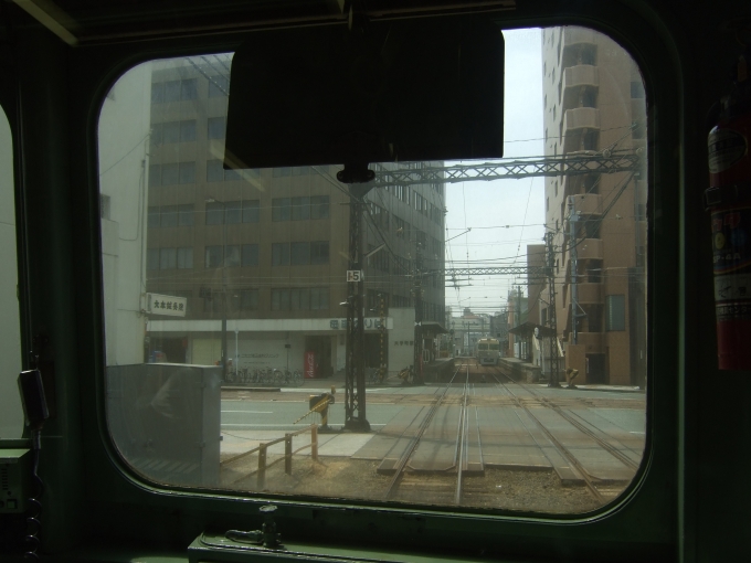 鉄道乗車記録の写真:車窓・風景(6)        「有名な市内電車との平面交差。」