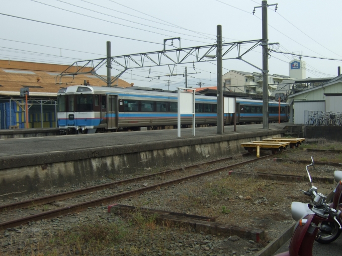 鉄道乗車記録の写真:旅の思い出(16)        「JR伊予市駅に停車中のキハ185系気動車。」