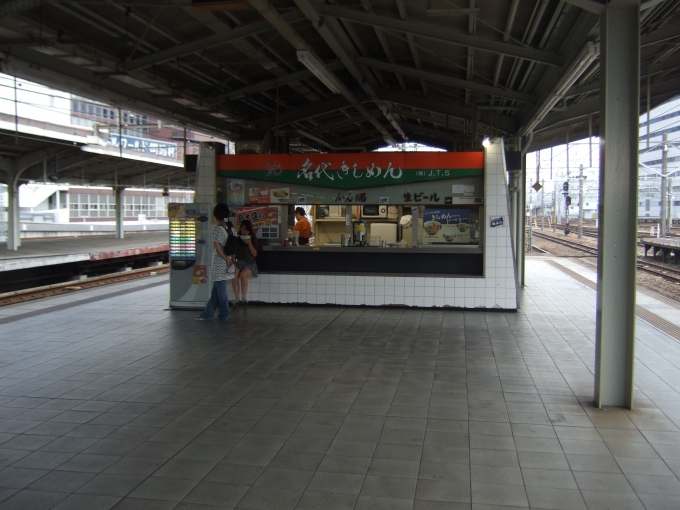 鉄道乗車記録の写真:駅舎・駅施設、様子(4)        「名代きしめん住よし（JR名古屋駅 5・6番線ホーム東京方）。」