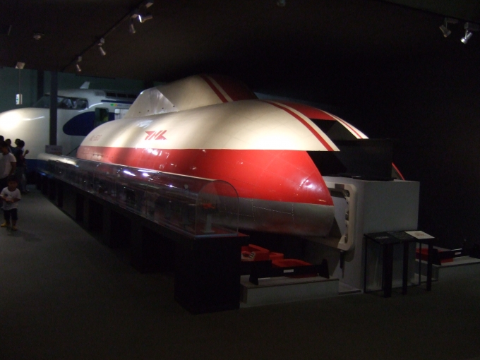 鉄道乗車記録の写真:旅の思い出(6)        「交通科学博物館の屋内展示（宮崎実験線の頃の国鉄ML500形リニアモーターカー）。」