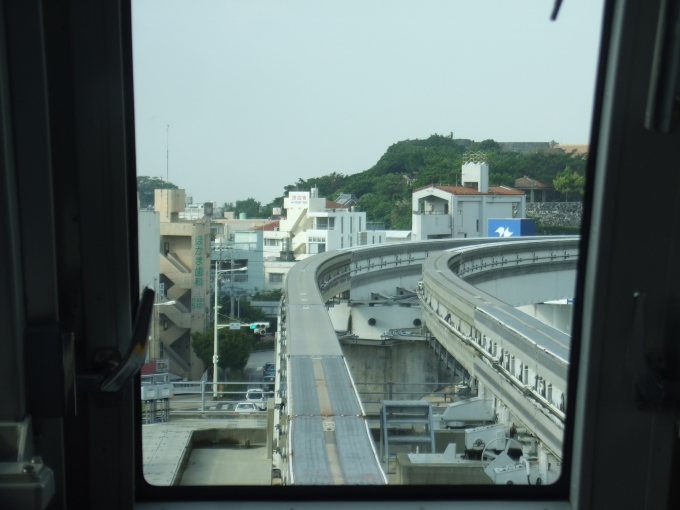 鉄道乗車記録の写真:車窓・風景(2)        「正面に首里城。」