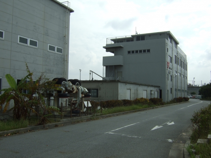 鉄道乗車記録の写真:旅の思い出(23)        「沖縄都市モノレール車庫と屋外に展示してある主電動機、ゆいレール展示館。」