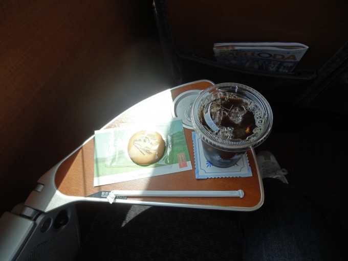 鉄道乗車記録の写真:駅弁・グルメ(8)        「車内販売で購入したコーヒーと、運転再開のサービスでいただいたクッキー。」