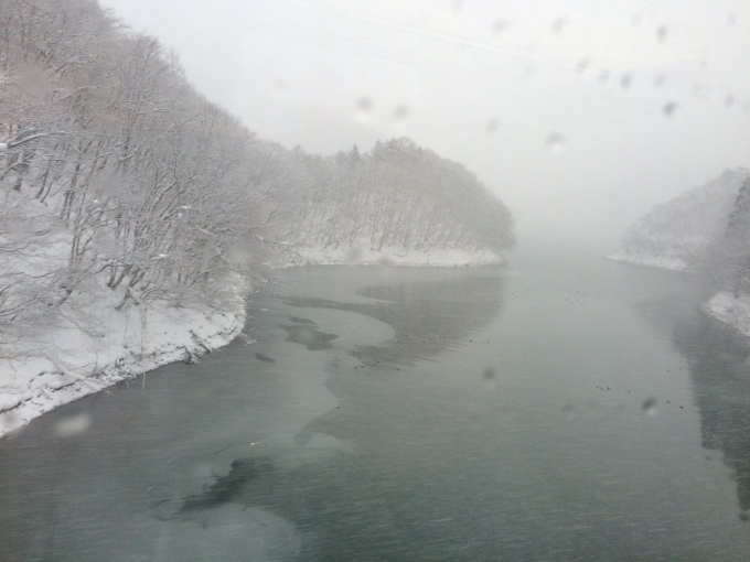 鉄道乗車記録の写真:車窓・風景(9)        「錦秋湖に流れ込む一部結氷した川。」