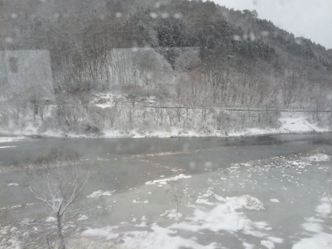 鉄道乗車記録の写真:車窓・風景(10)        「錦秋湖を渡る。」