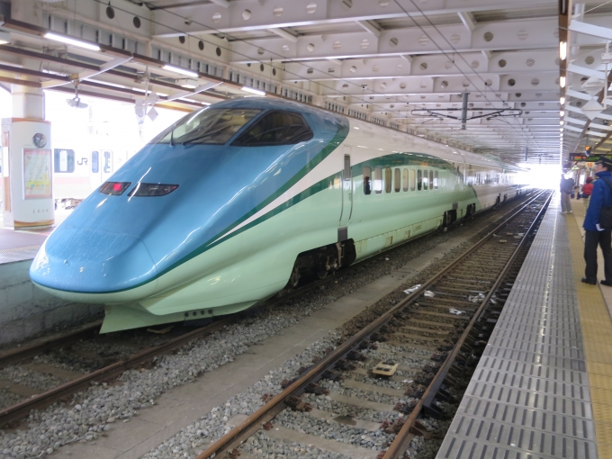 鉄道乗車記録の写真:列車・車両の様子(未乗車)(2)        「新庄駅2番線に入線してきたとれいゆ。」