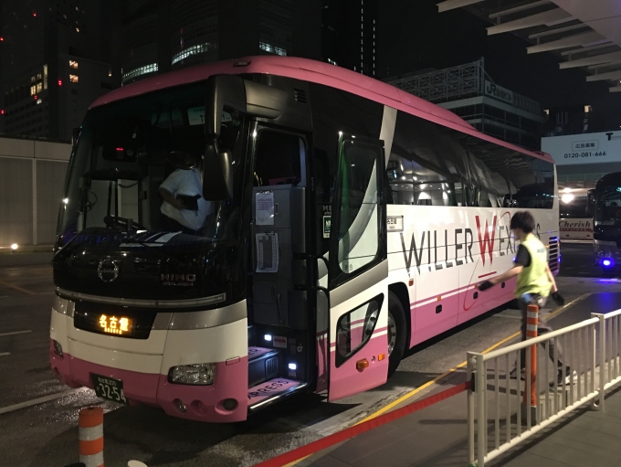鉄道乗車記録の写真:旅の思い出(7)        「バスタ新宿で客扱いをする、WILLER EXPERSS T324便名古屋（ささしまライブ）行き。」