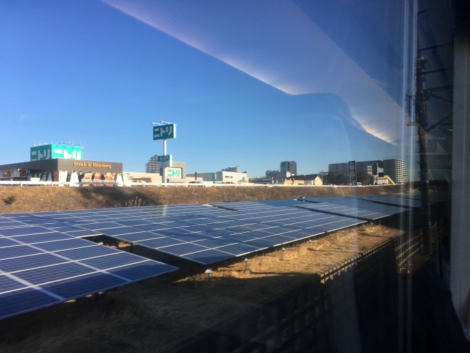 鉄道乗車記録の写真:車窓・風景(11)        「北千葉線や東京都10号延伸新線という名称の未成線と成田新幹線建設予定跡地を利用した日本最長のメガソーラー発電所。」